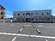 広々とした駐車場のある建物