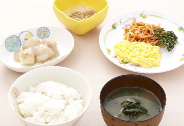スクランブルエッグとスパゲッティサラダ、里芋の煮物とごはんと味噌汁