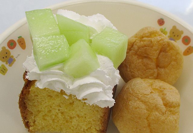 メロンと生クリームをトッピングしたスポンジケーキとシュークリーム