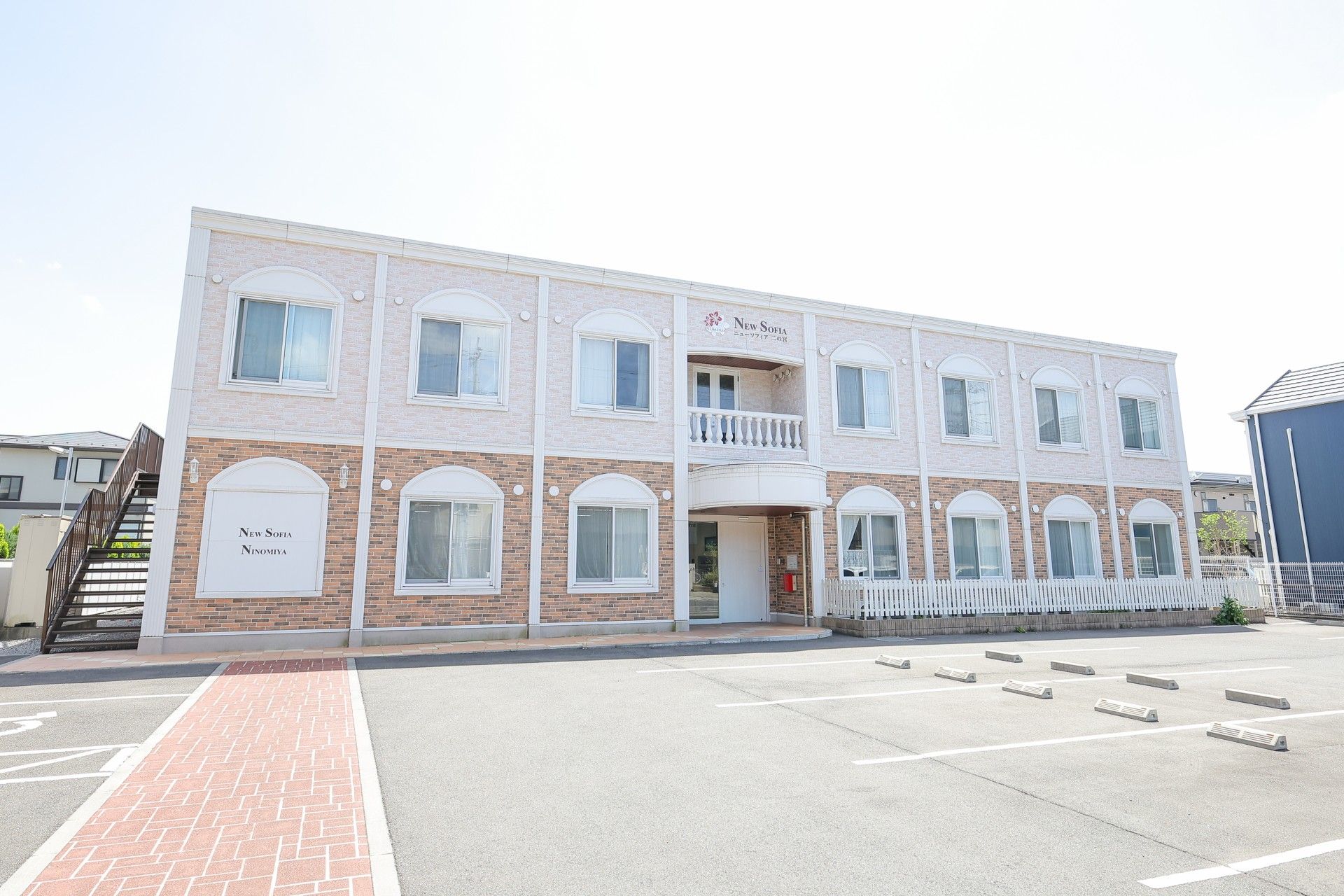 明るい外観の建物正面