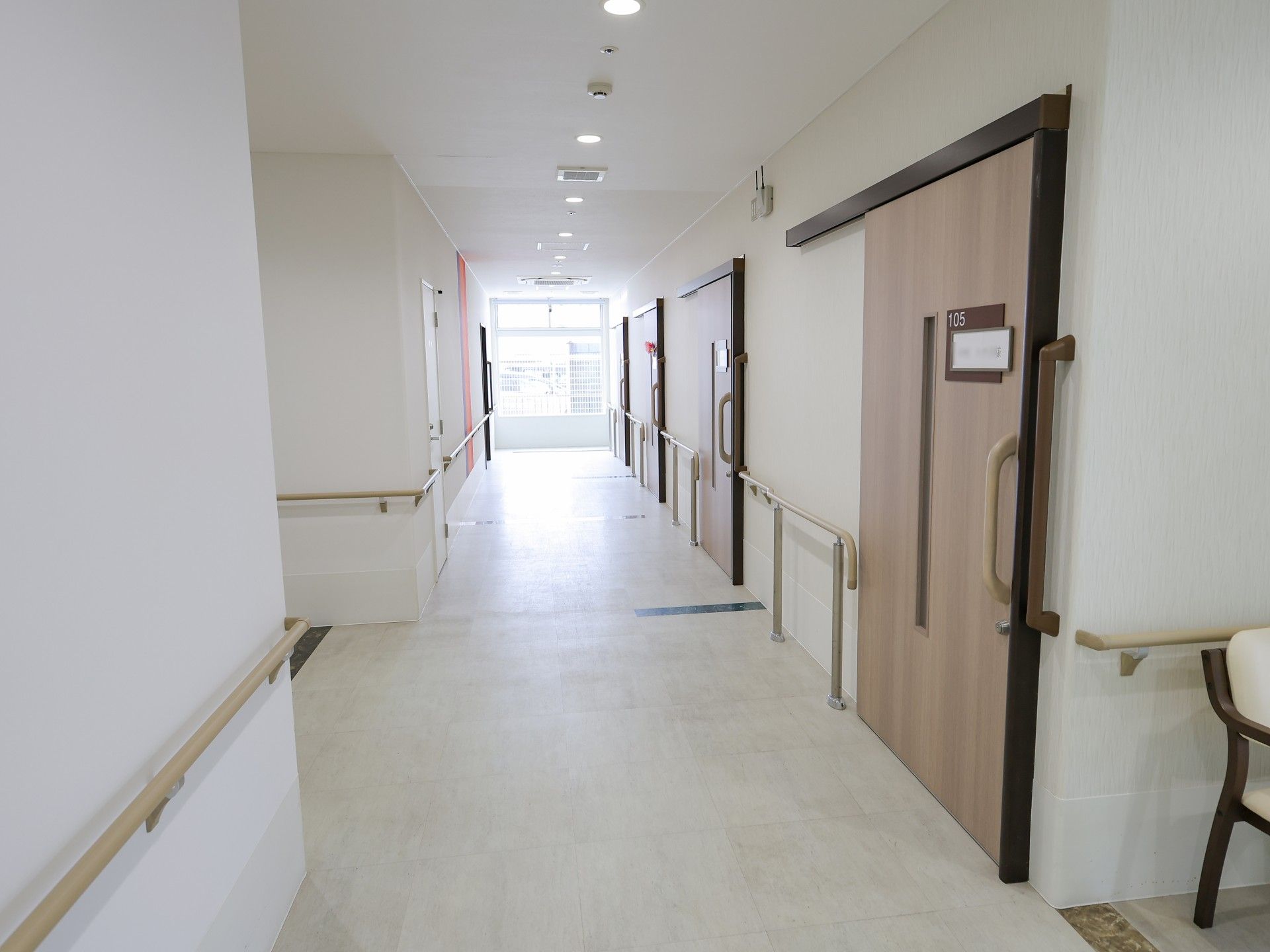 明るく広々とした廊下