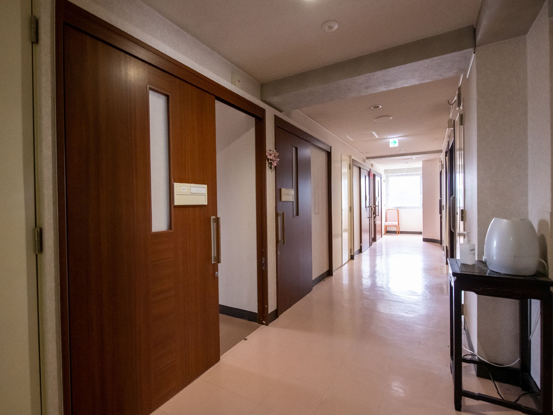 バリアフリー完備で手すりが設置され、床の段差はできる限り解消されている廊下