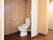居室に備え付けてあるトイレである。壁は居室と同じ木目調のものを採用している。また、床は段差のないバリアフリー構造になっている。