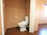 居室に設置してあるトイレは、アコーディオン式の扉になっている。床にレールがないので、車椅子での出入りが行いやすい。