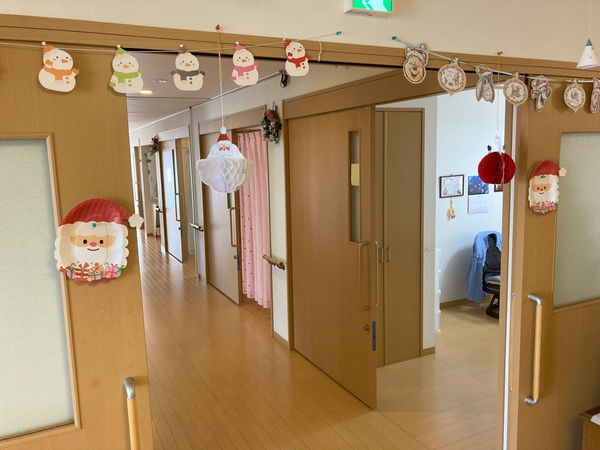 季節の飾りがある廊下