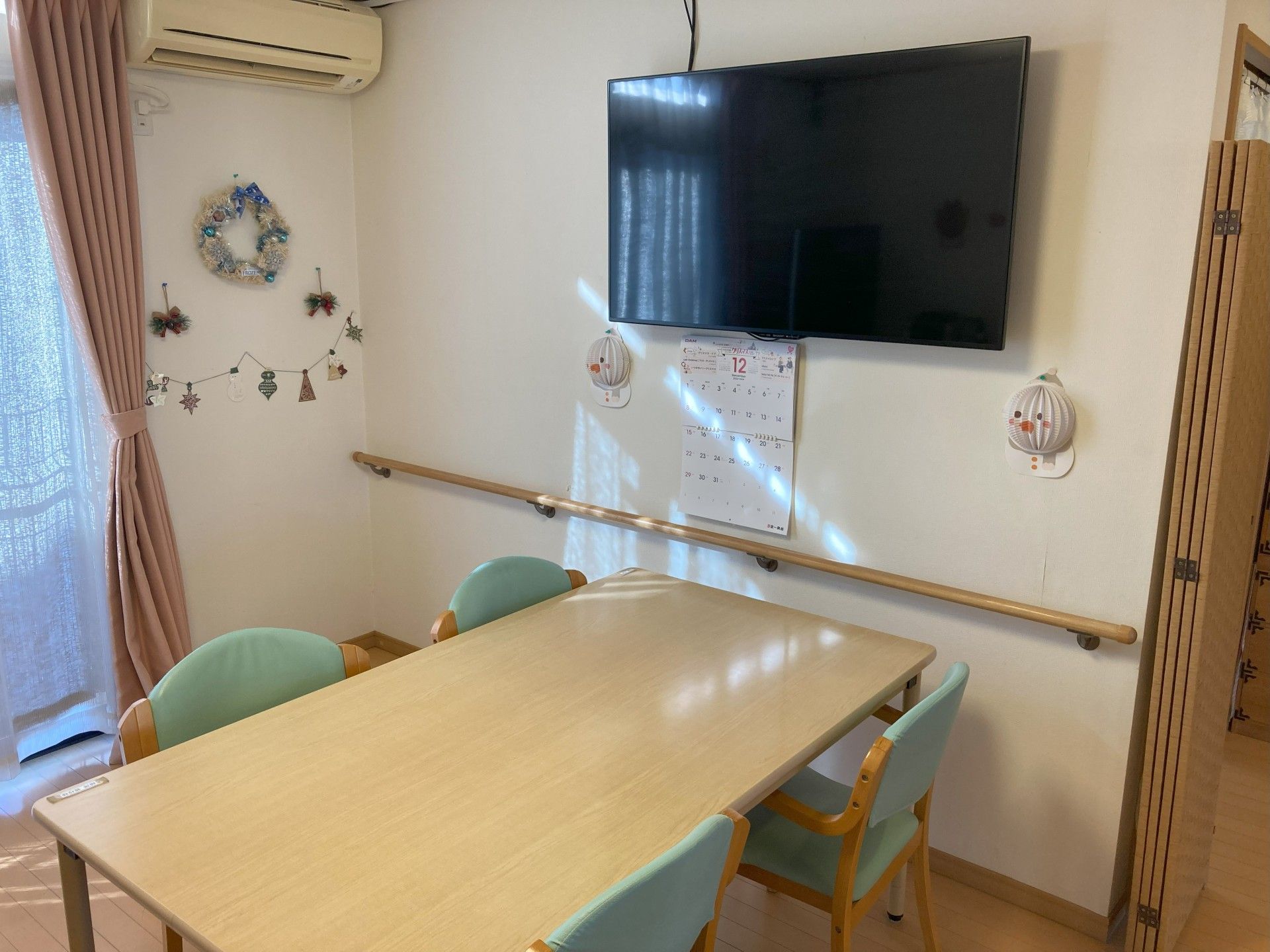 テレビとテーブルのある部屋
