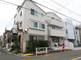 静かな住宅街の交差点の風景