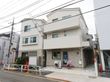 3階建ての建物が2棟並んでおり、一方にはベランダが設置されている。建物前の歩道にはカーブミラーが取り付けらている。