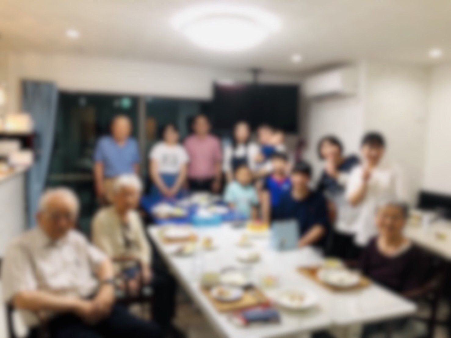 館内で体操を行う入居者の様子