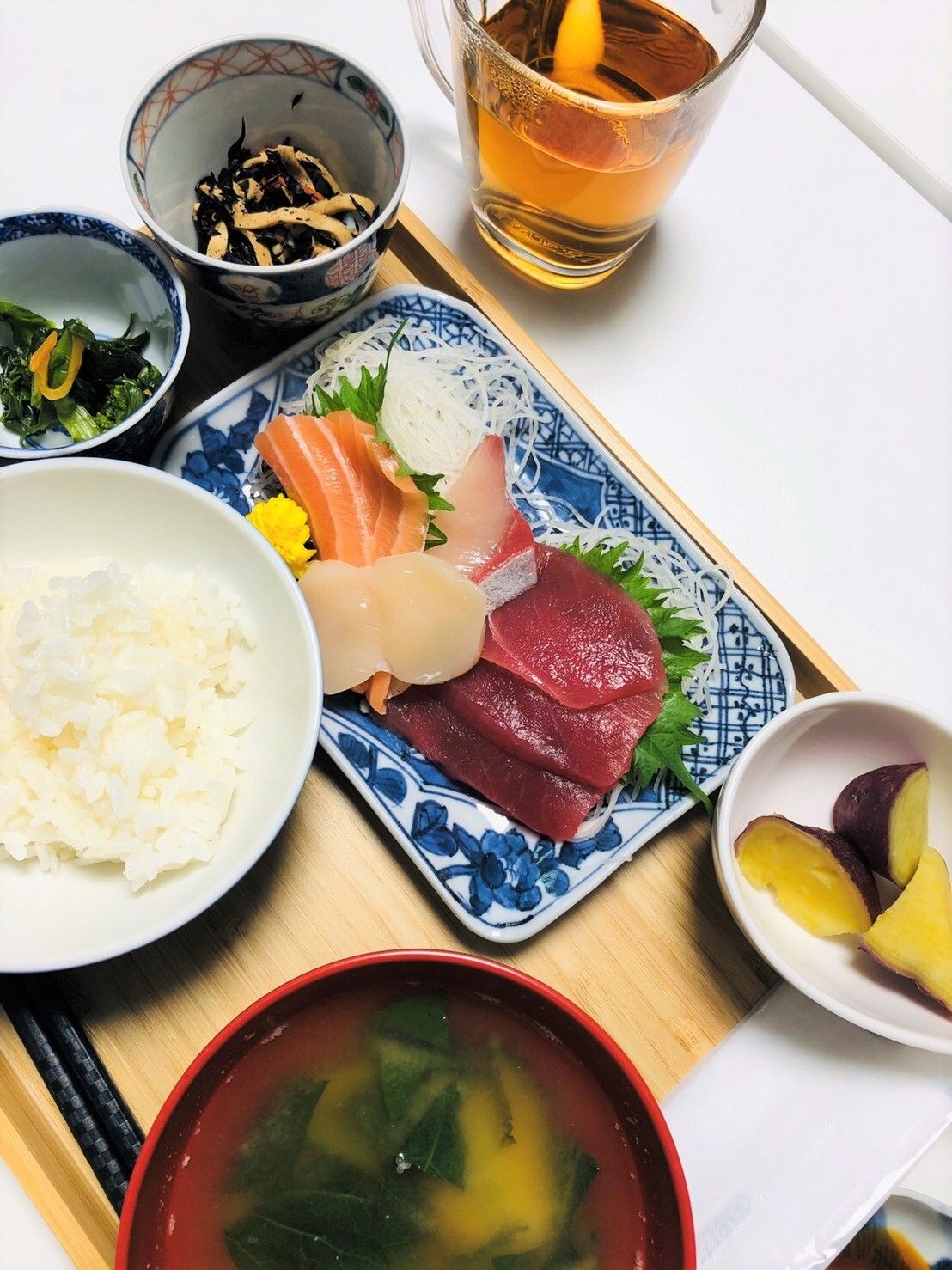刺身の他に副菜の小鉢が３品つけられたボリュームある食事