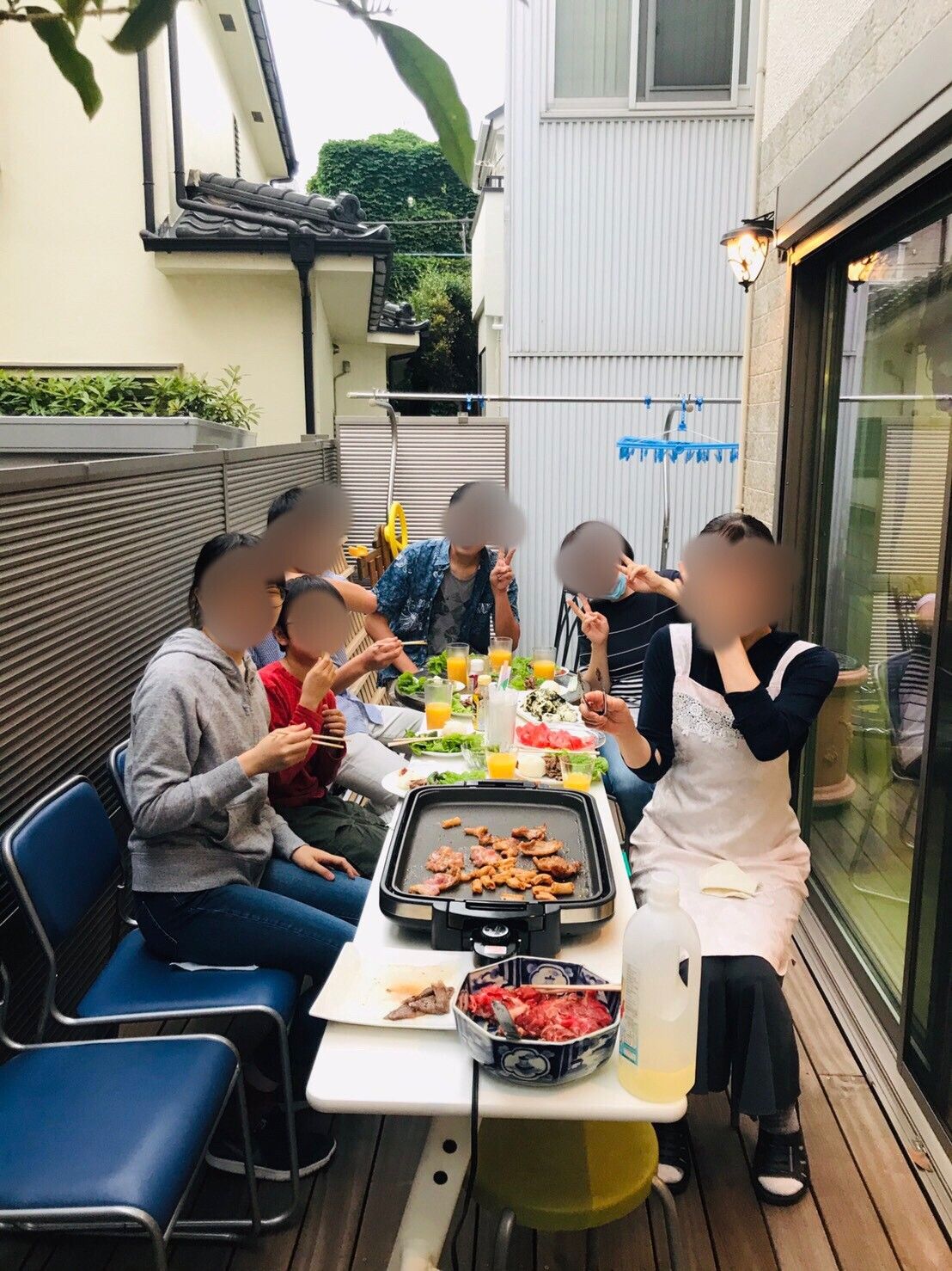 入居者様とご家族様が、ウッドデッキでバーベキューをしている様子