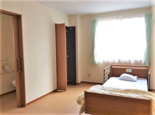 引き戸付きのトイレと収納、ベッドなどがそろった居室は日当たりも良好。