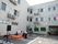 白を基調とした3階建ての建物である。駐車場では、イベントの準備が進められている。提灯が飾られている。