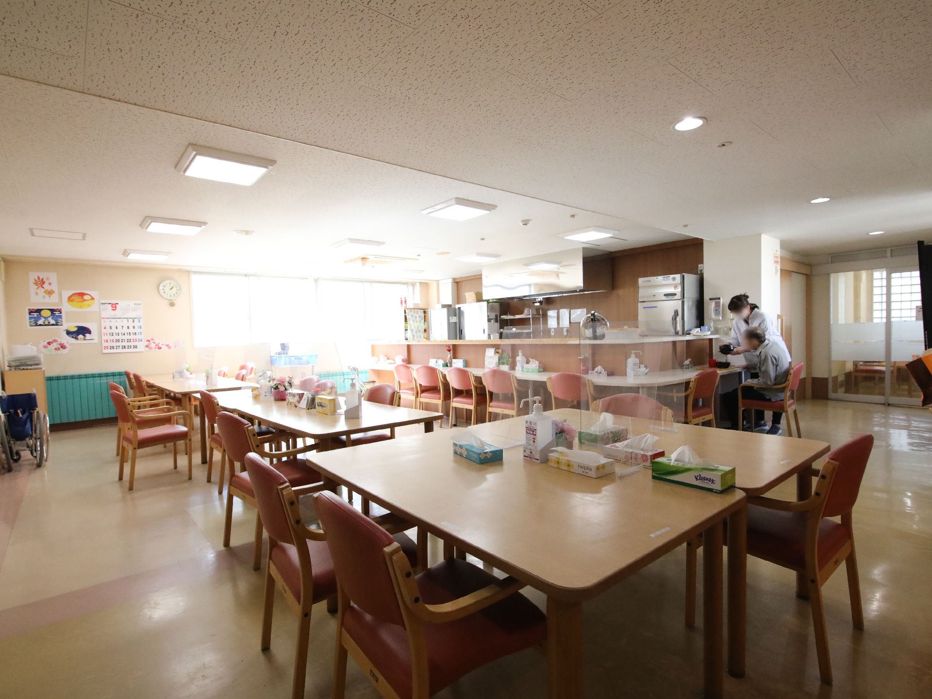 窓が設置されて日差しが降り注ぎ、開放感のある共有スペース
