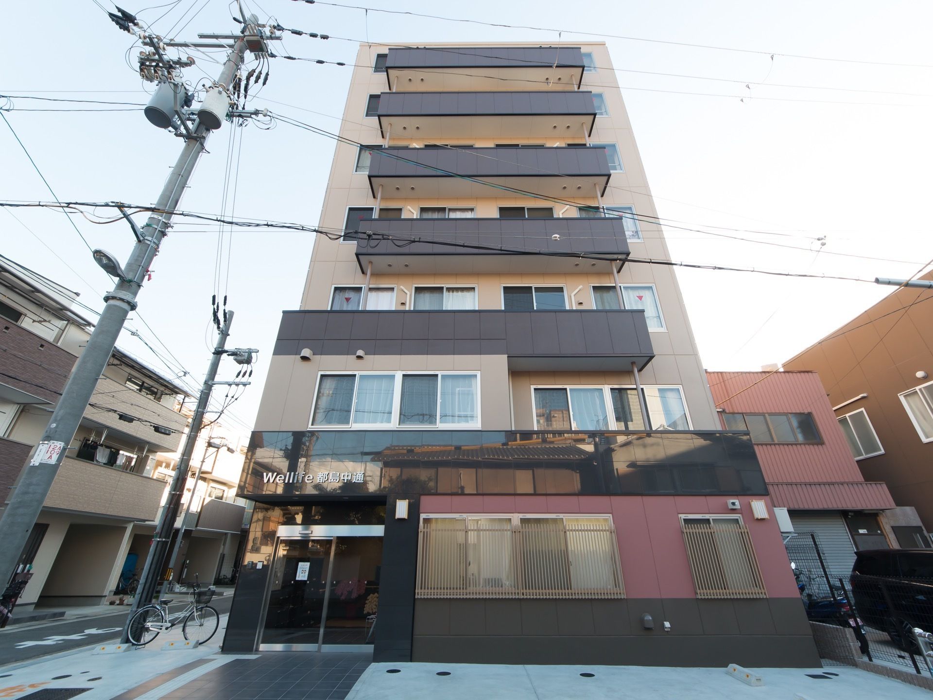 施設は一見マンションのような、背の高い建物である。正面の左手に玄関と施設名の表記がある。各々の部屋からベランダが突き出している。