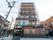 施設は一見マンションのような、背の高い建物である。正面の左手に玄関と施設名の表記がある。各々の部屋からベランダが突き出している。