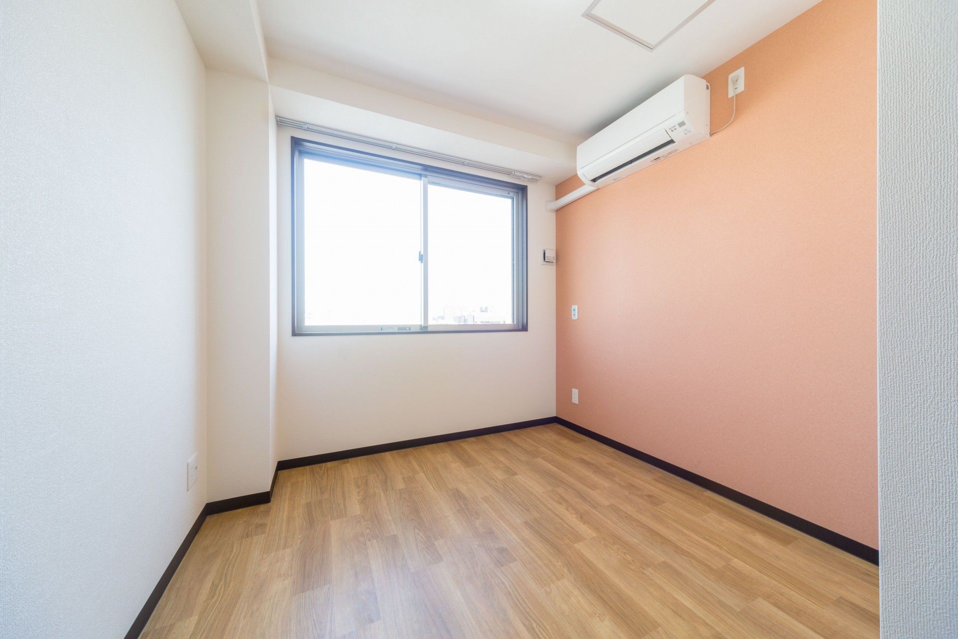 ブラウン系でまとめられた7階建ての建物は窓が多い。