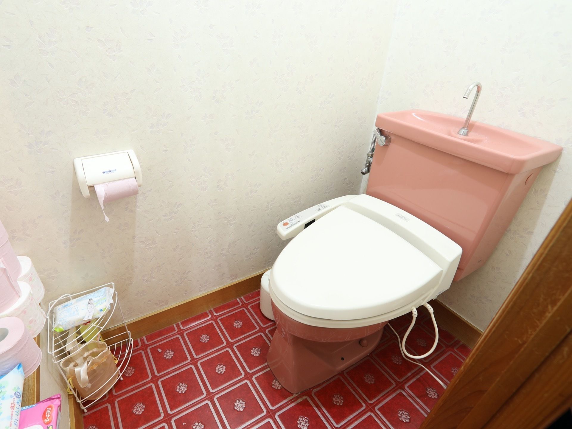 トイレは赤色と白色で統一されている。いくつものトイレットペーパーが用意されていて、壁にホルダーが設置されている。