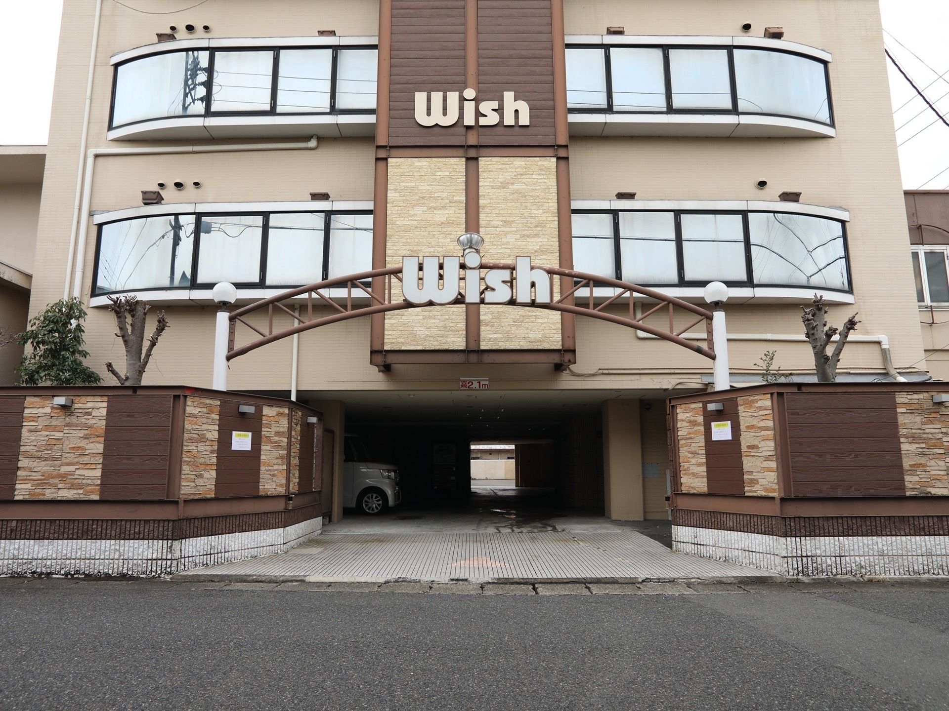 ブラウンを基調とした、おしゃれで温かみのある施設の外観。各居室にバルコニーが備わっているので、日向ぼっこを楽しむことができる。