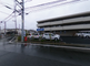 施設外観の日が射す風景
