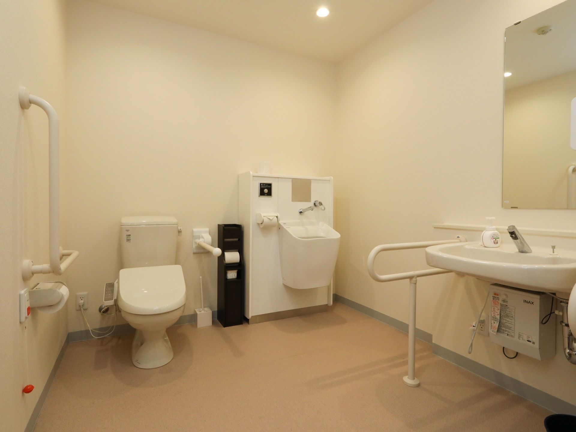 オストメイト対応のトイレが設置されている。広々とした造りで、開放的である。鏡付きの手洗い場も完備されている。