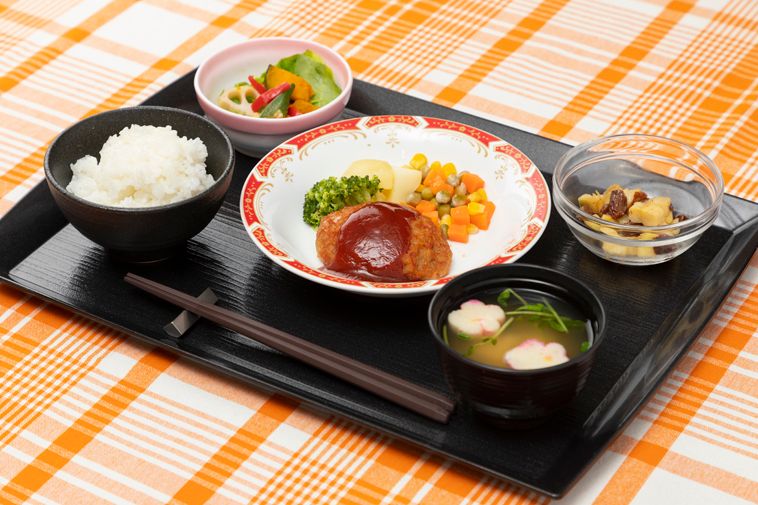 ハンバーグと、レーズンとさつまいもの甘煮、サラダとご飯と味噌汁のセット