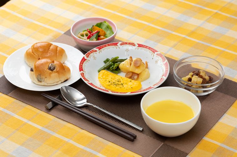 オムレツとサラダ、豆やいんげんのトマト煮