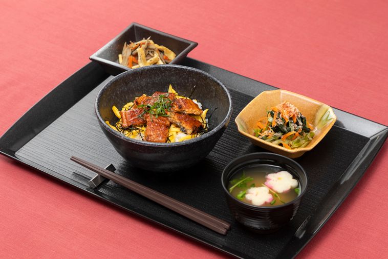 錦糸卵をトッピングしたうな丼と、野菜の煮物と和え物に味噌汁が付いたメニュー