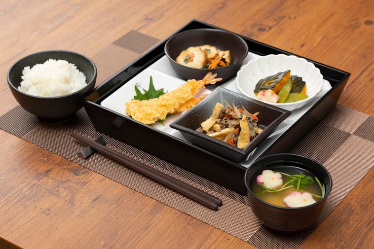 海老の天ぷらや、ささがきごぼう、野菜の煮物やごはんと味噌汁のセット