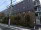 住宅街の角にある施設外観