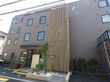 ブラウン系の外壁に和のテイストを盛り込み、設計された施設外観となっている。植栽があり、点字ブロックやスロープが完備されている。