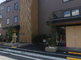 静かな通りに面した介護施設