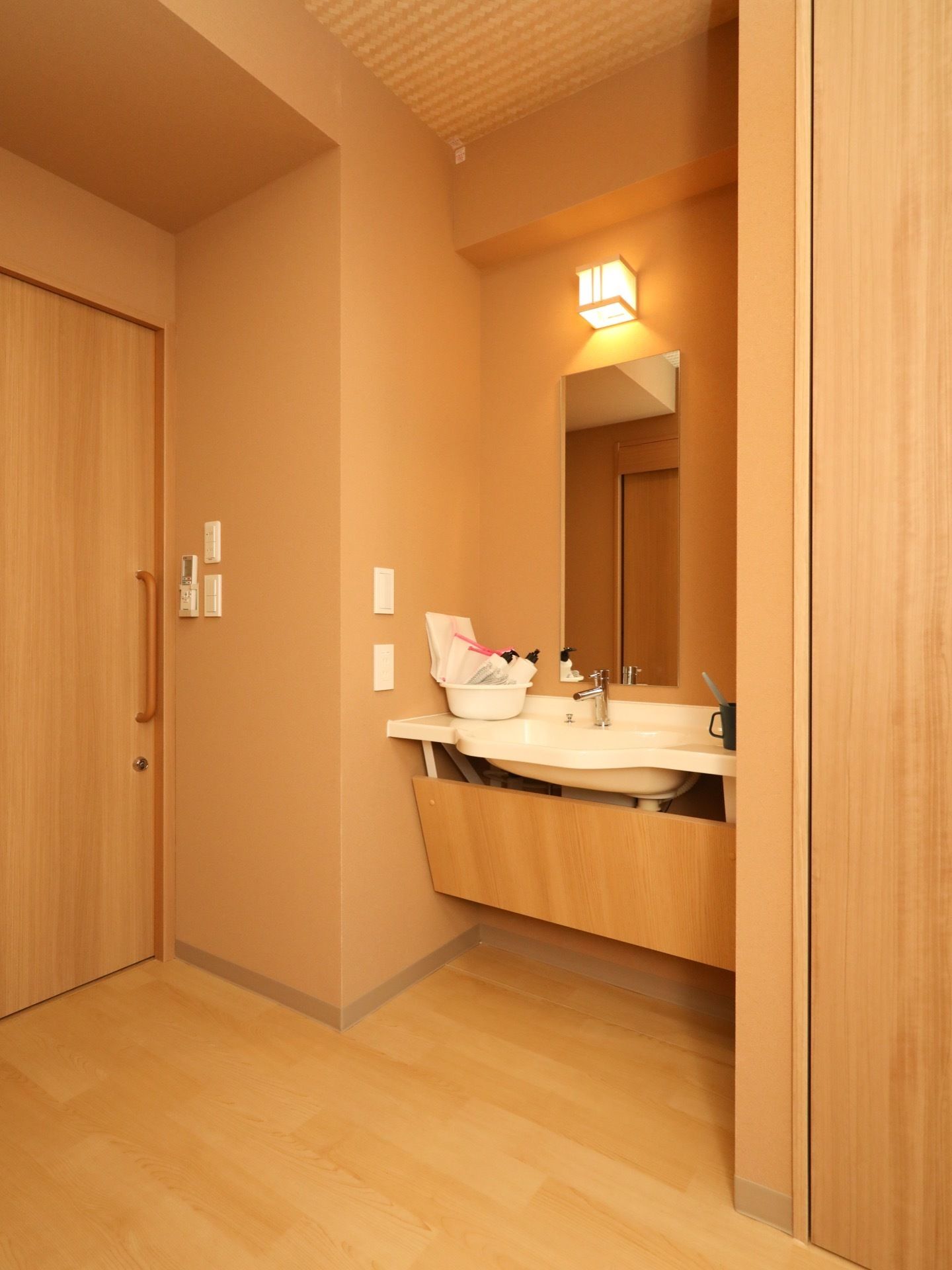 居室には洗面台が設置されており、周りがベージュ色で落ち着いた雰囲気になっている。レバー式の水栓で操作が簡単である。