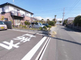 介護施設の外観と駐車場の様子