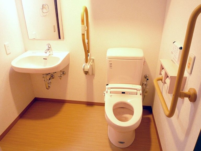 呼び出しボタンを設置したトイレには手すりがたくさんつき、手洗い場もある。広いスペースが特長。