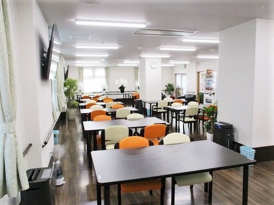 ４人掛けのダイニングテーブルが並べられた食堂には壁掛けテレビもある。