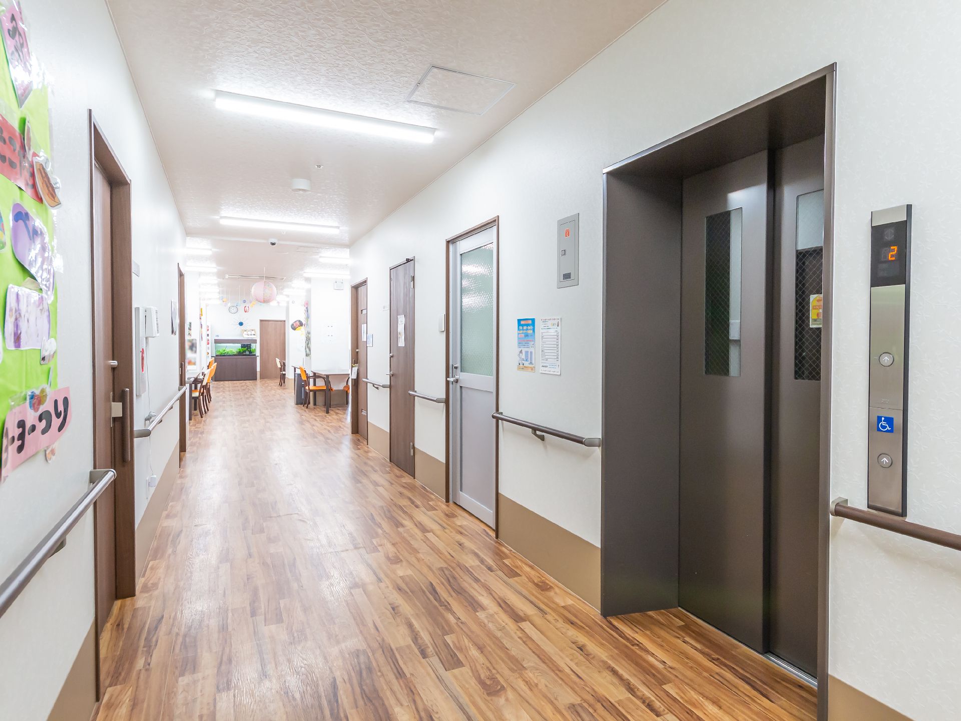 手すりを設置している廊下