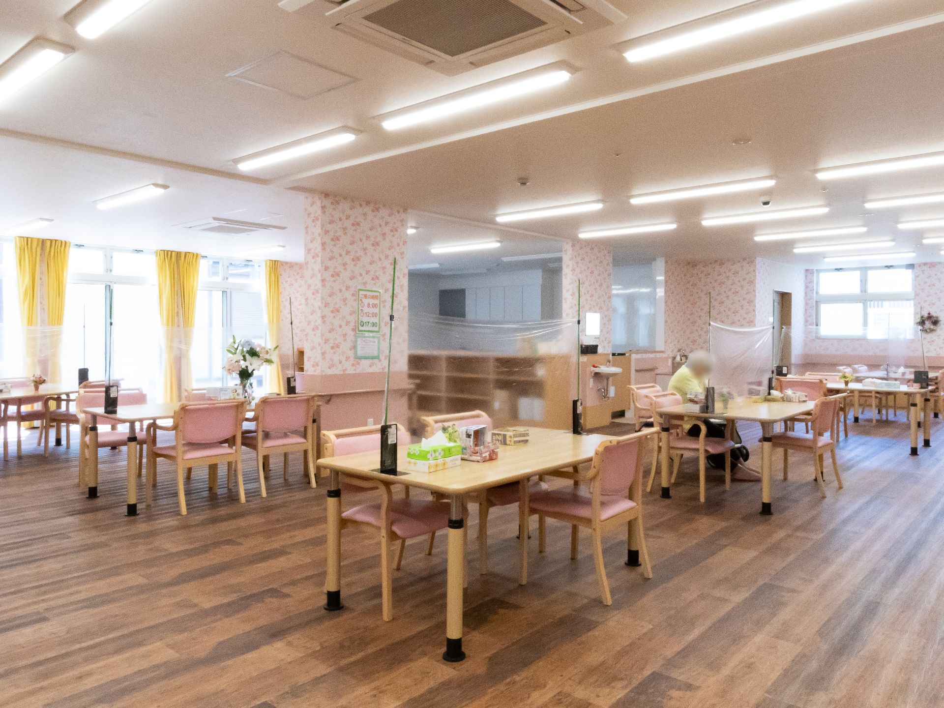 照明が設置され、テーブル、椅子が置かれている共有スペース