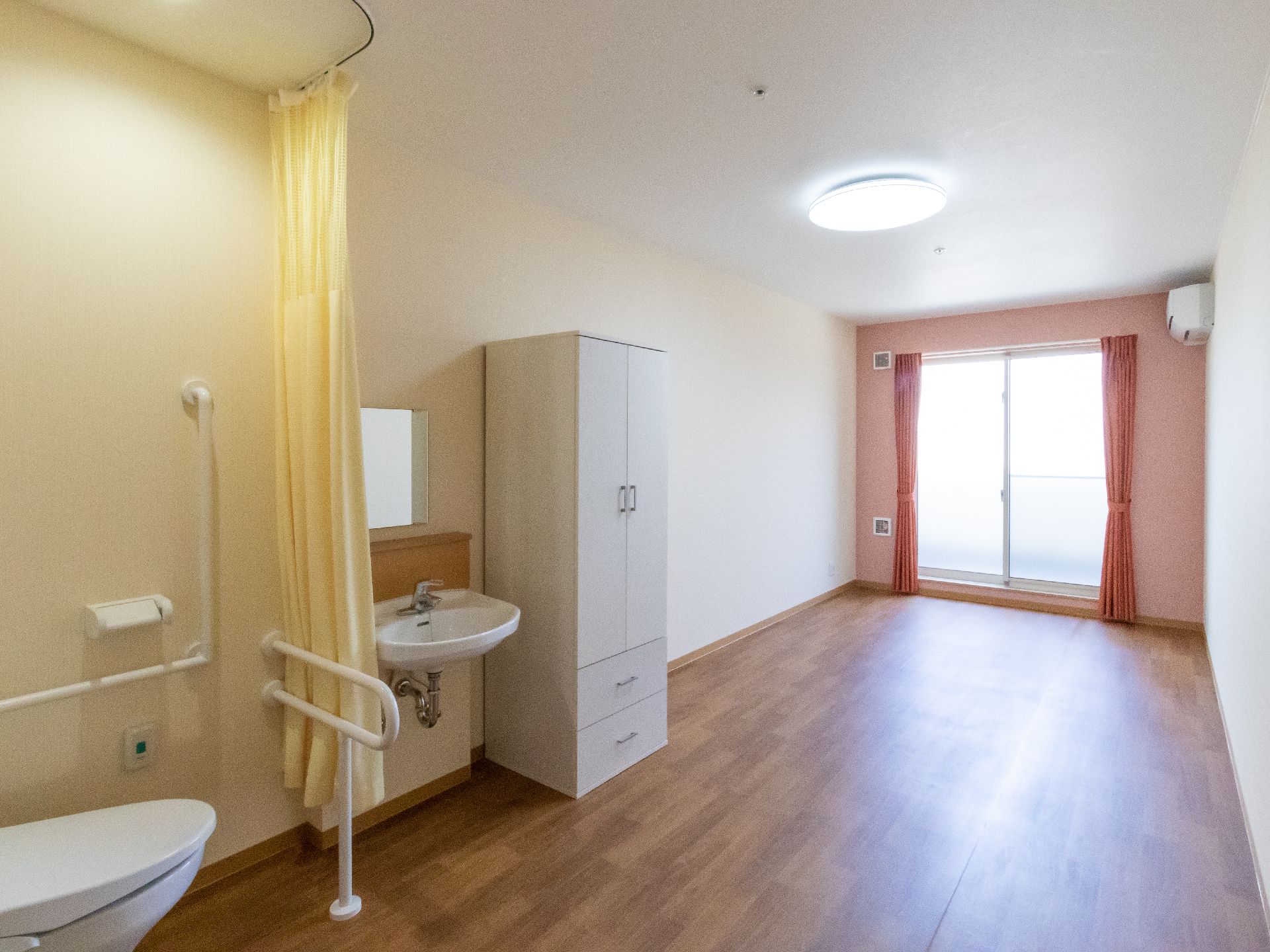 日差しが注いでいる広々とした個室タイプの居室