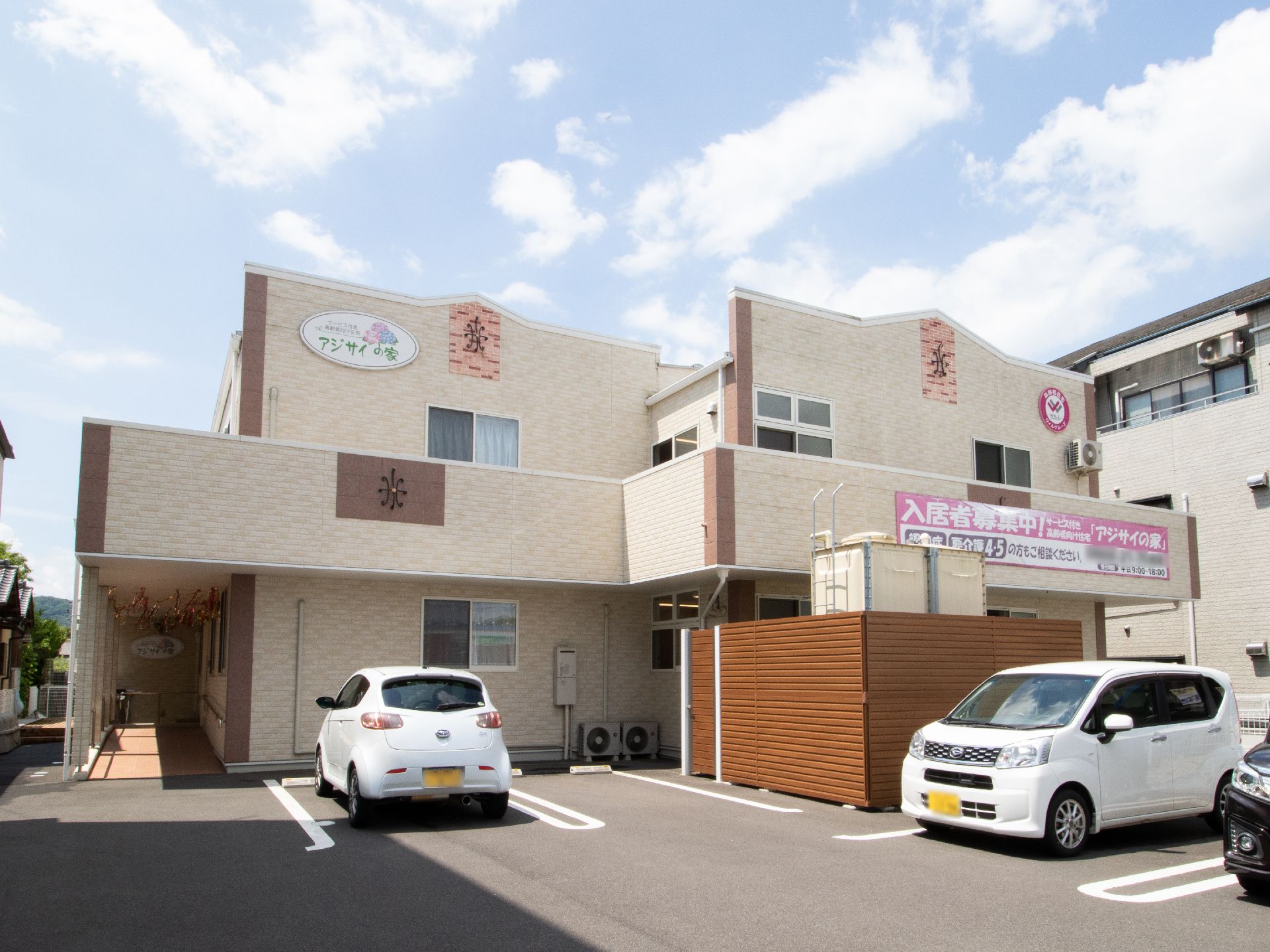 落ち着いた色合いで、お洒落な雰囲気が感じられる施設の外観