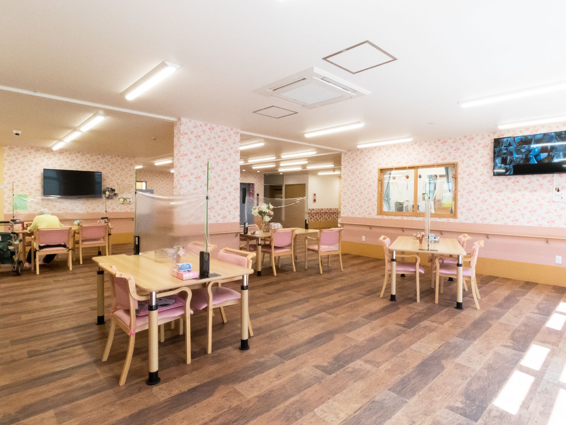 椅子やテーブルが置かれ、入居者が自由に行動できる場である共有スペース