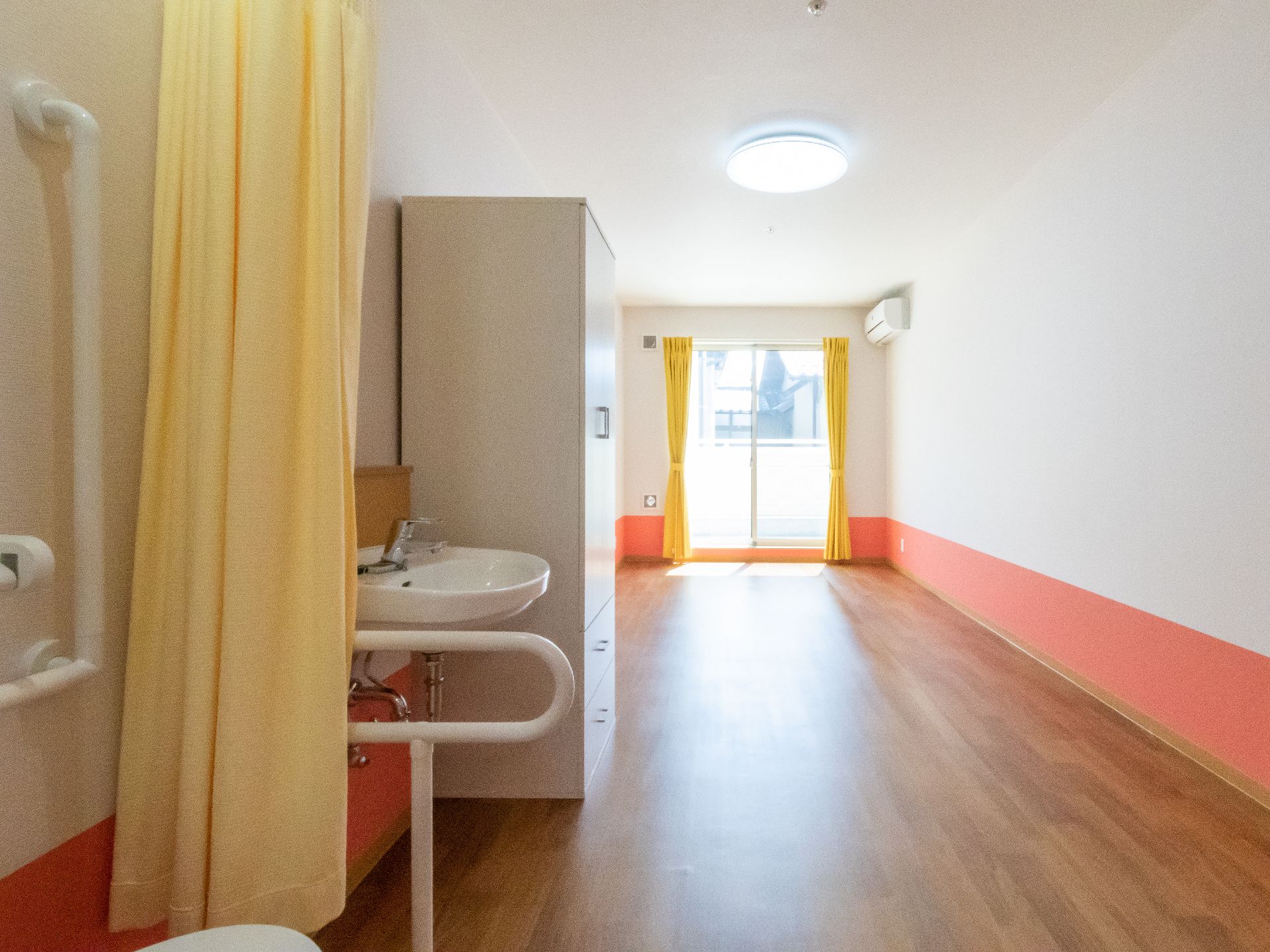 日差しが差し込み、広々と快適に過ごすことができる居室