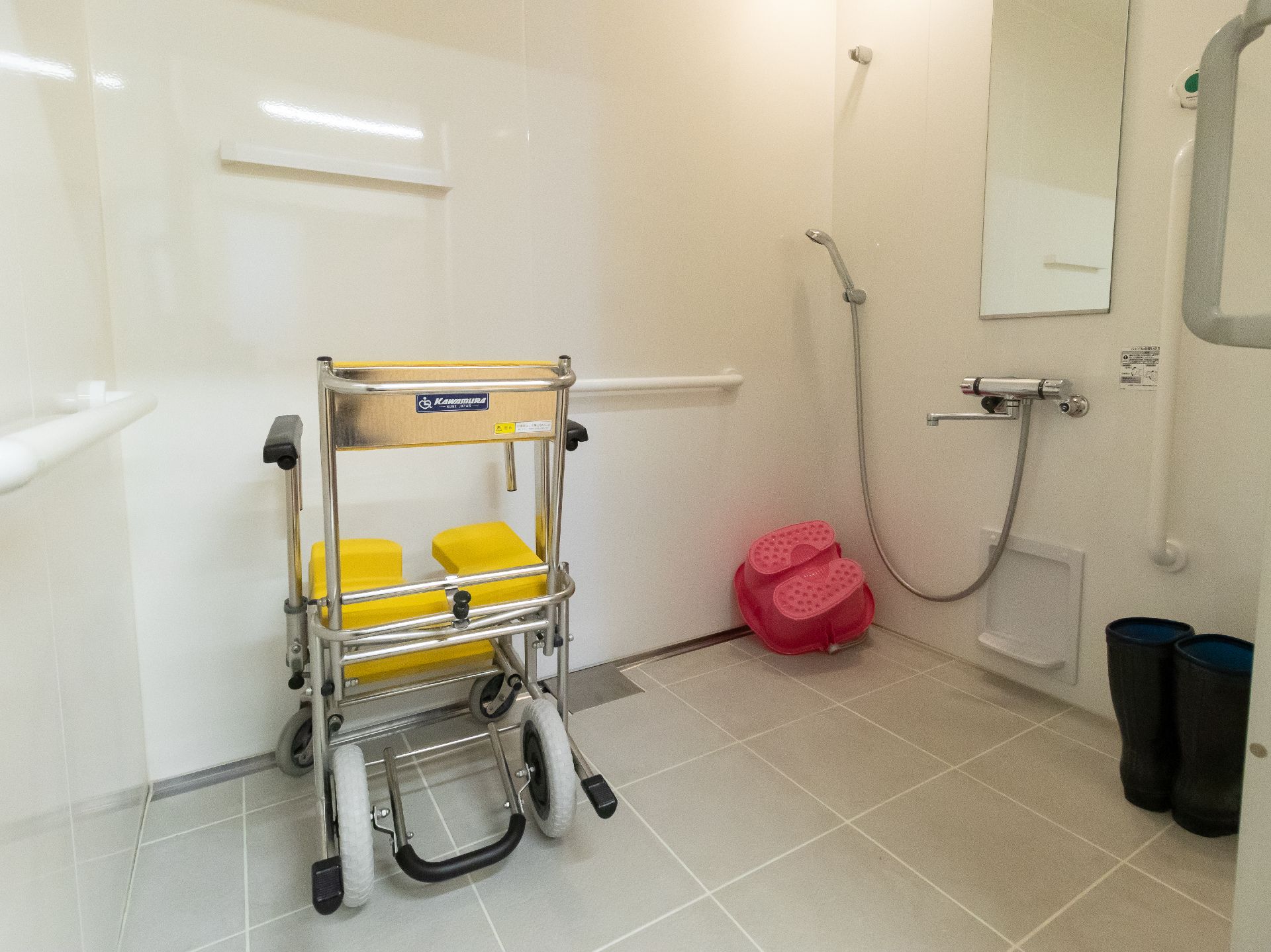 手すりが多く取り付けられ、転倒のリスクが少なく安全に入浴できる浴室