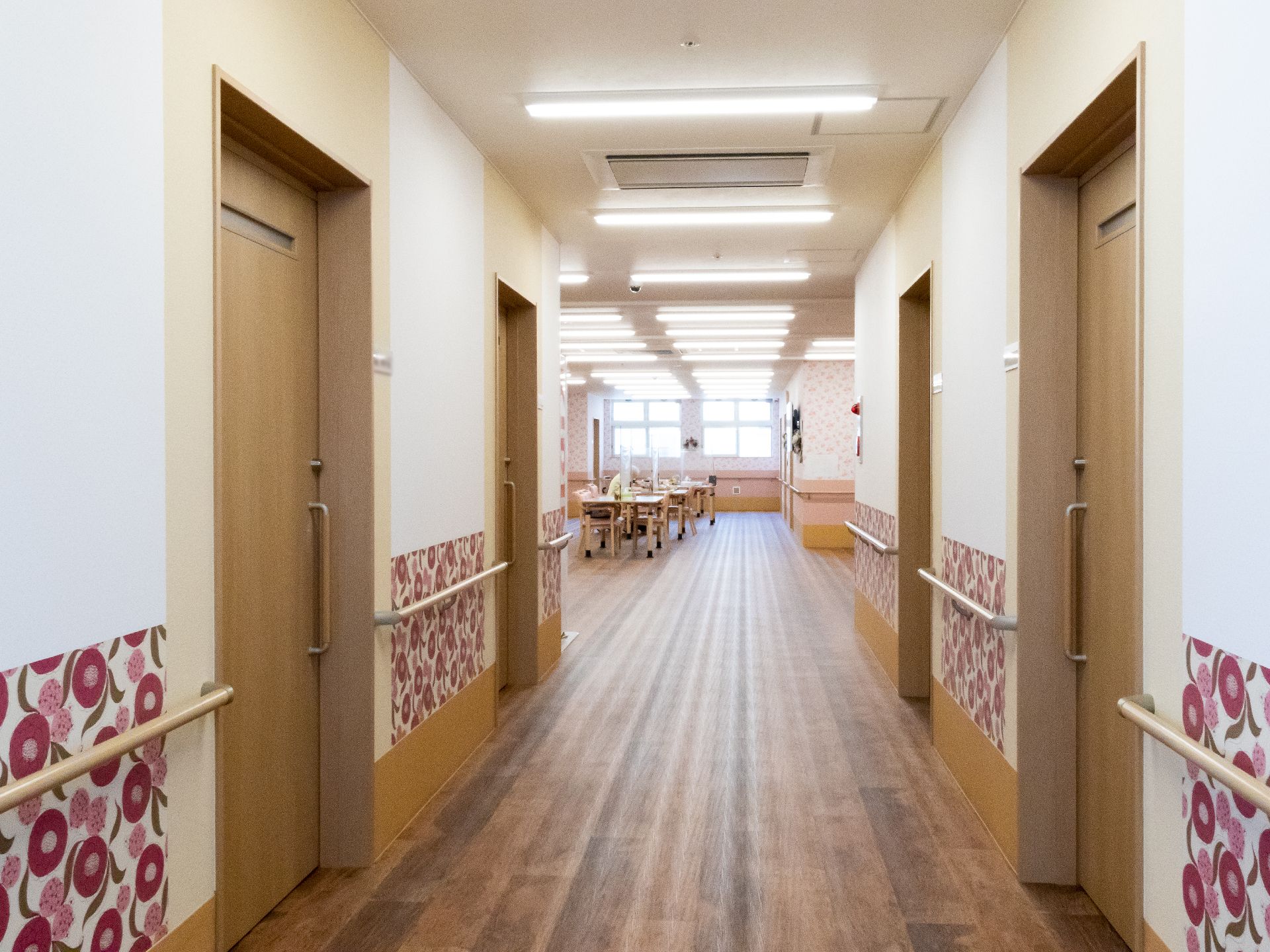 おしゃれで段差も少なく、転倒しにくい廊下