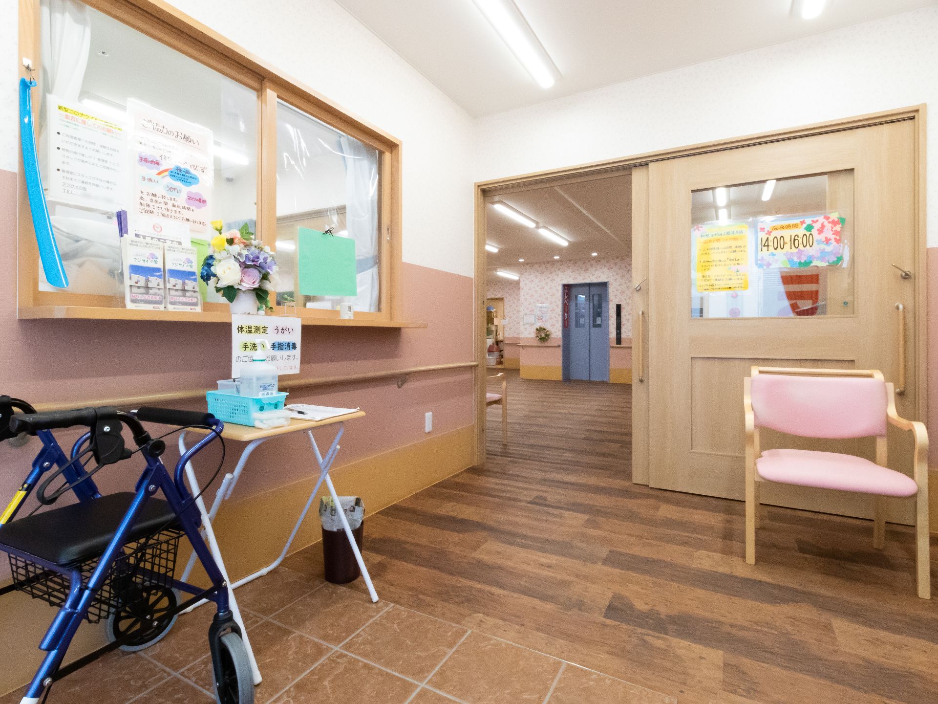 スタッフルームと直結し、用事のあるスタッフとすぐに連絡が取れる受付