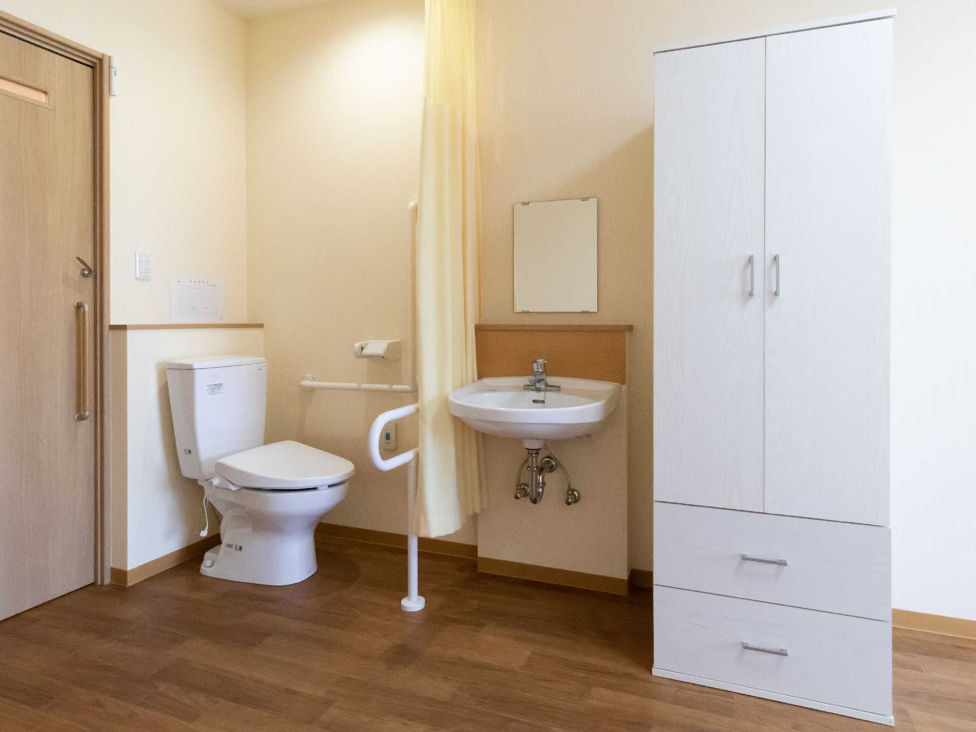 車椅子の方でも余裕をもって利用できるスペースの広いトイレ