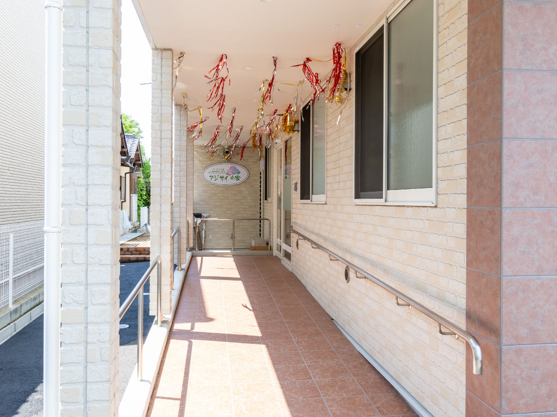 敷地内のアスファルトから玄関ドアの前まで設置されているスロープ