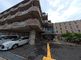 ゆったりとしたエントランスの建物