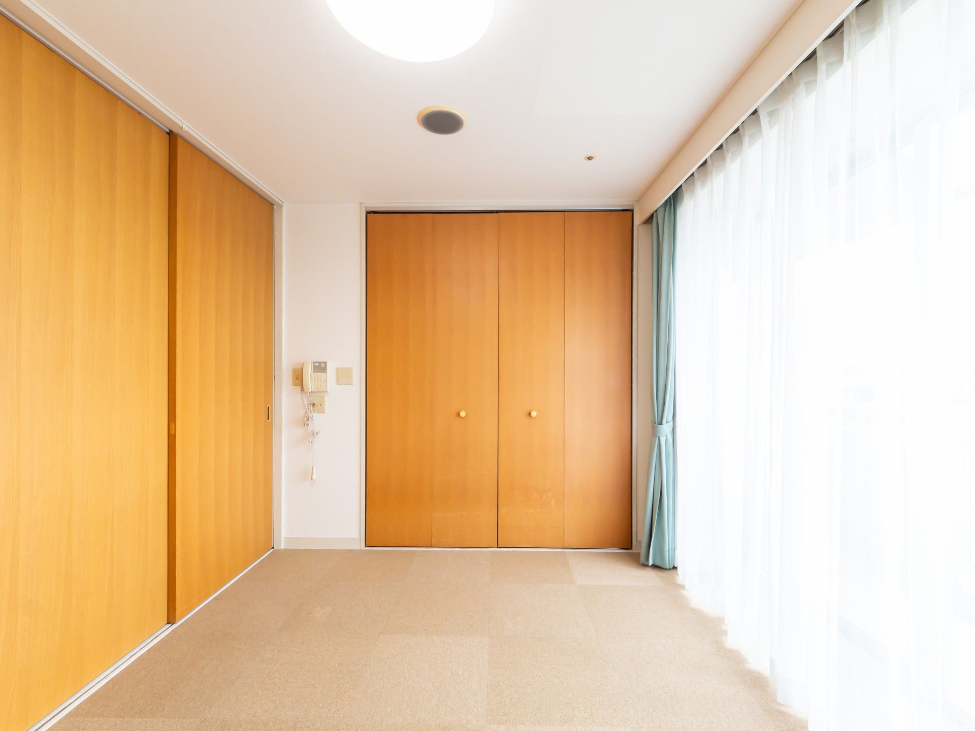 明るい居室の入口
