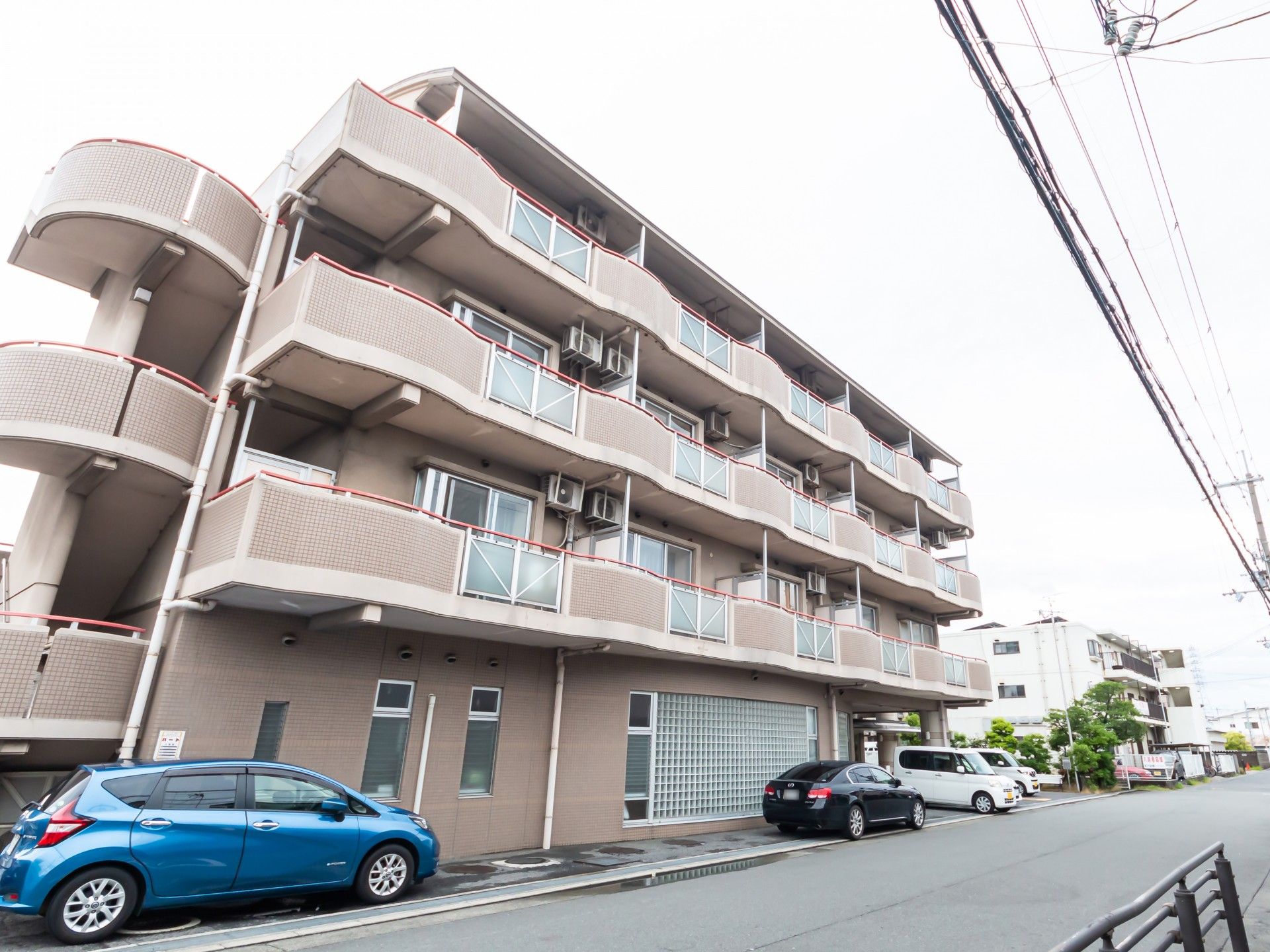 多階層の建物外観